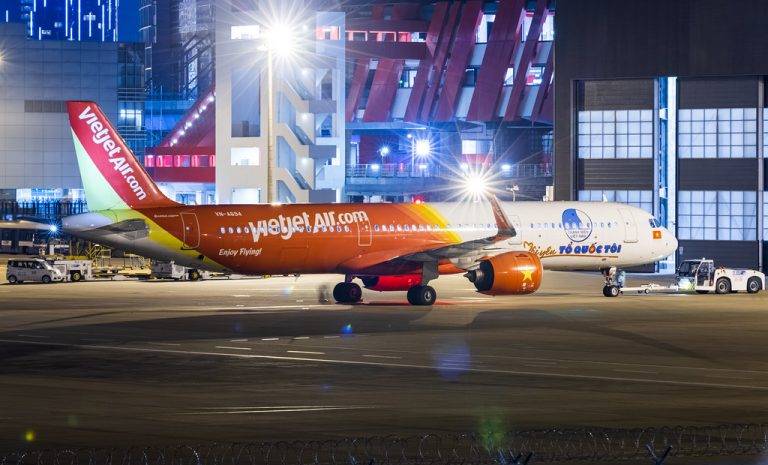 Vietjet Air A321-271N VN-A694 'Tôi yêu Tổ Quốc tôi' 001A